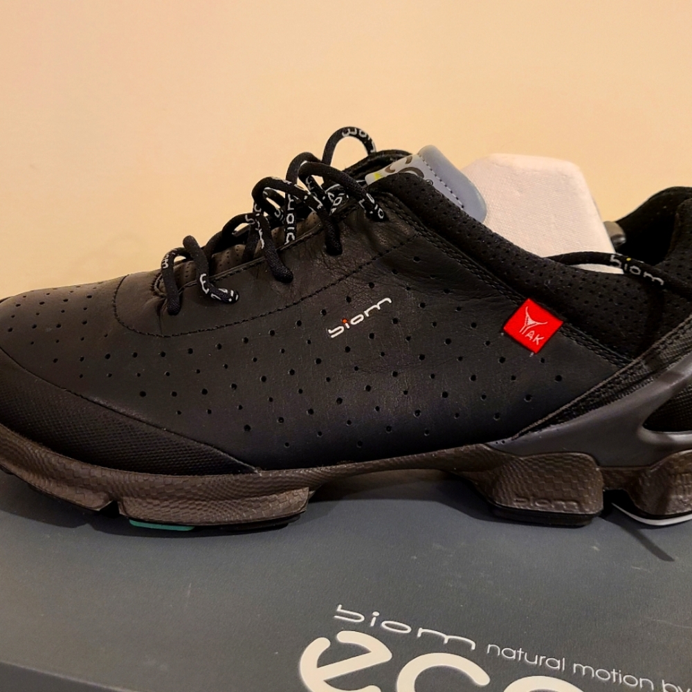 NEW ECCO Black Leather Biom Walk 7-7.5 - Your Trip to Europe starts here!